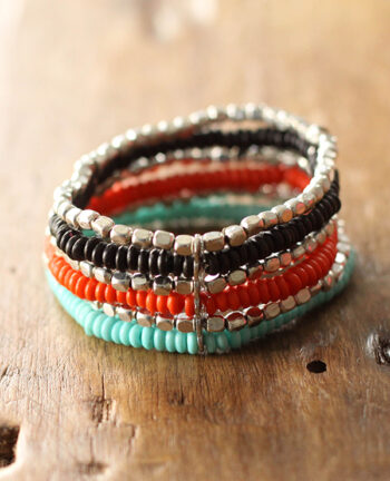 Manchette Michuacan – 2 – Tienda Elena – perles naturelles – bleu, corail, noir et argenté – bijou ethnique – bohème chic – indian spirit Manchette Michuacan - 2 - Tienda Elena - perles naturelles - bleu, corail, noir et argenté - bijou ethnique - bohème chic - indian spirit