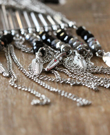 sautoir Mérida 2 – Tienda Elena – perles de rocaille – gris et noir avec plumes argentées – bijou ethnique – bohème chic – indian spirit sautoir Mérida 2 - Tienda Elena - perles de rocaille - gris et noir avec plumes argentées - bijou ethnique - bohème chic - indian spirit