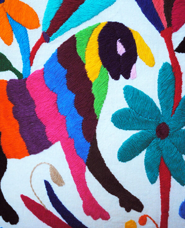 Tienda Elena - Housse Otomi brodée - animaux-imaginaires - 2 - fait main - colorée - Hecho en Mexico - artisanat et créateurs mexicains - Mexique - décoration intérieure - blog - broderie otomi