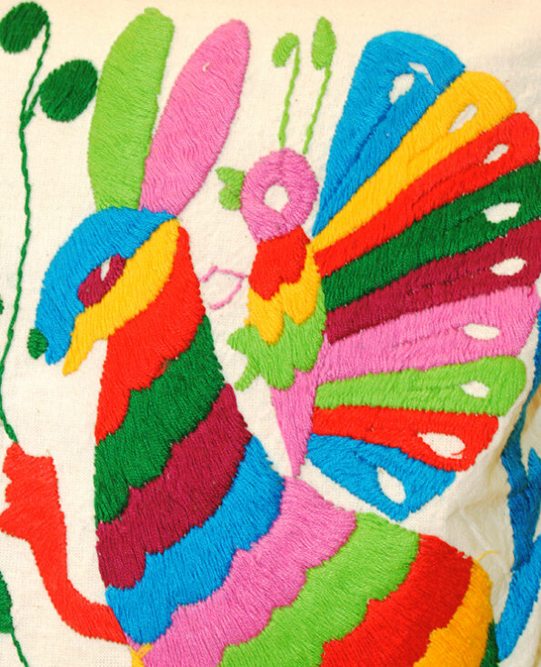 Tienda Elena - Housse Otomi brodée - lievre-papillon - 2 - fait main - colorée - Hecho en Mexico - artisanat et créateurs mexicains - Mexique - décoration intérieure