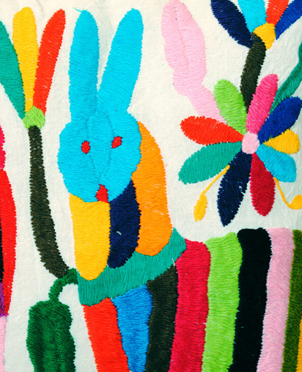 Tienda Elena - Housse Otomi brodée - lièvre - 2 - fait main - colorée - Hecho en Mexico - artisanat et créateurs mexicains - Mexique - décoration intérieure