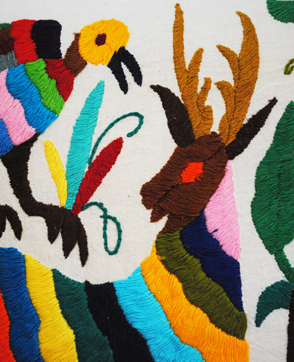 Tienda Elena - Housse Otomi brodée - oiseau-cerf - 2 - fait main - colorée - Hecho en Mexico - artisanat et créateurs mexicains - Mexique - décoration intérieure