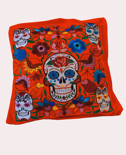 House oreiller brodée à la main avec motif floral et calaveras mexicaines