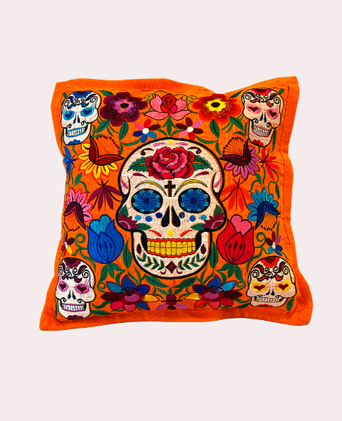 House oreiller brodée à la main avec motif floral et calaveras mexicaines